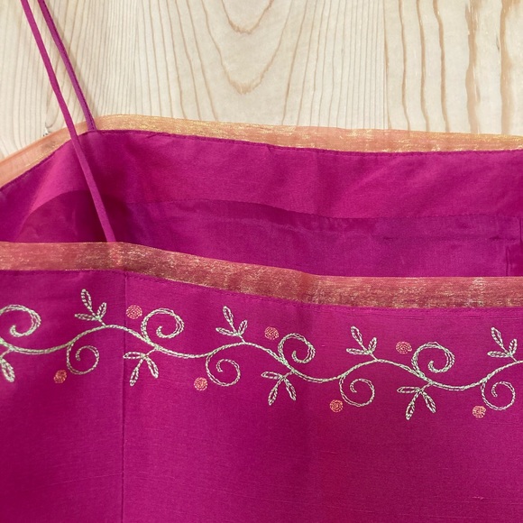 A 100% silk lined top with beautiful details on top. - Picture 4 of 6